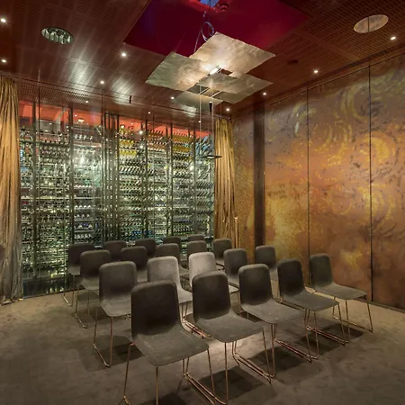 Kruisherenhotel - Oostwegel Collection, Member Of Design מלון